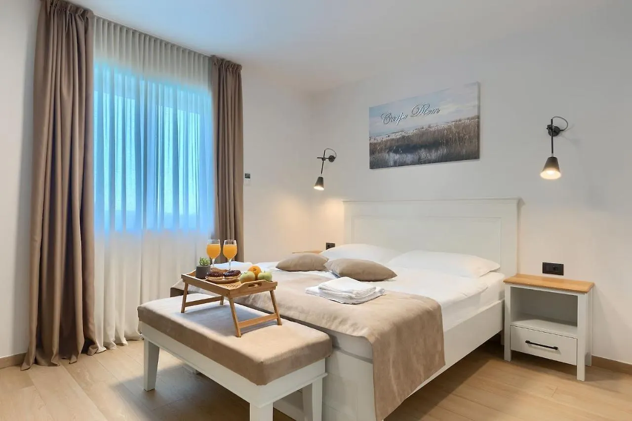 Modern Villa Grgo With Pool And Jacuzzi In Tinjan