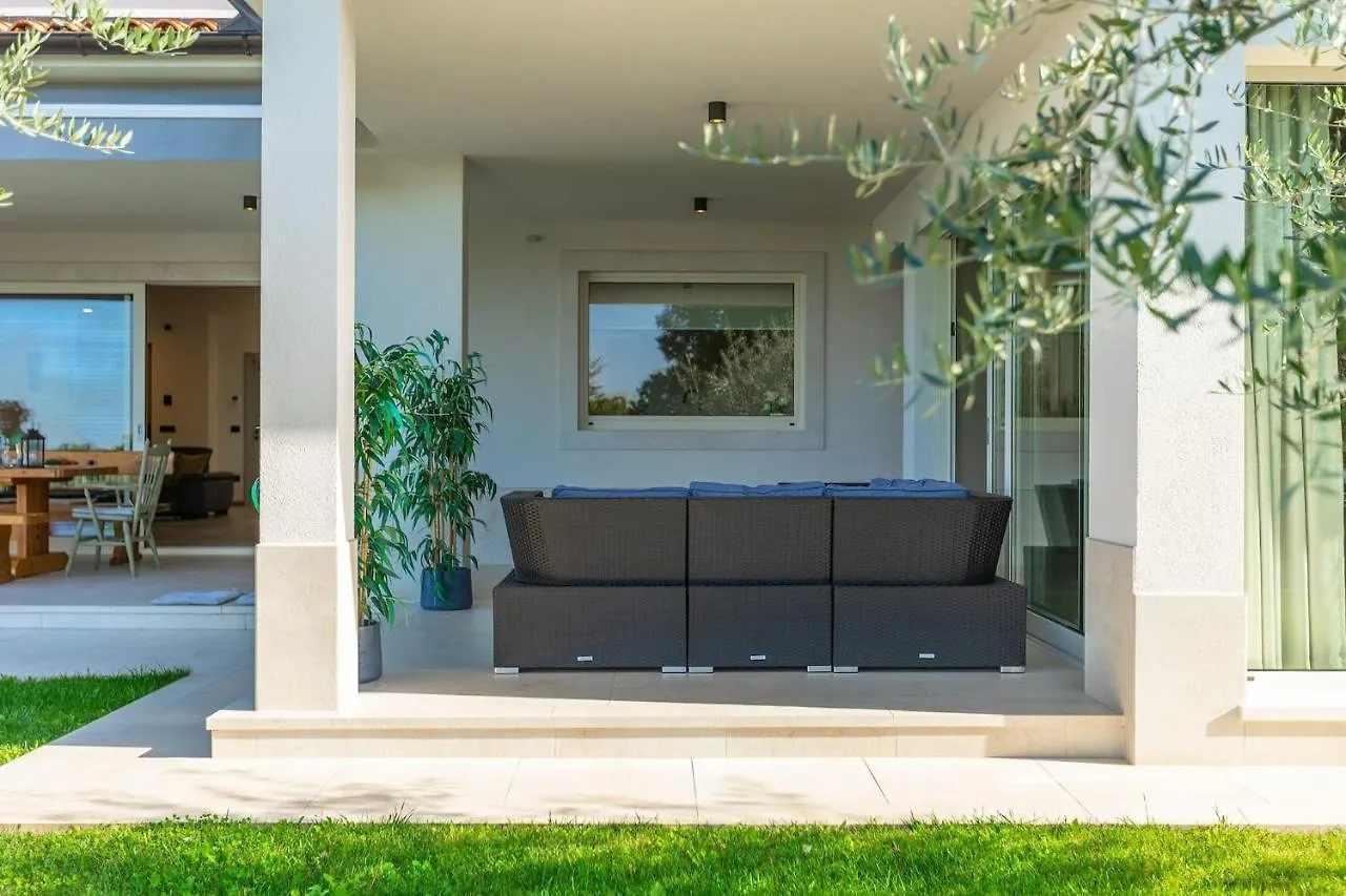 Modern Villa Grgo With Pool And Jacuzzi In Tinjan
