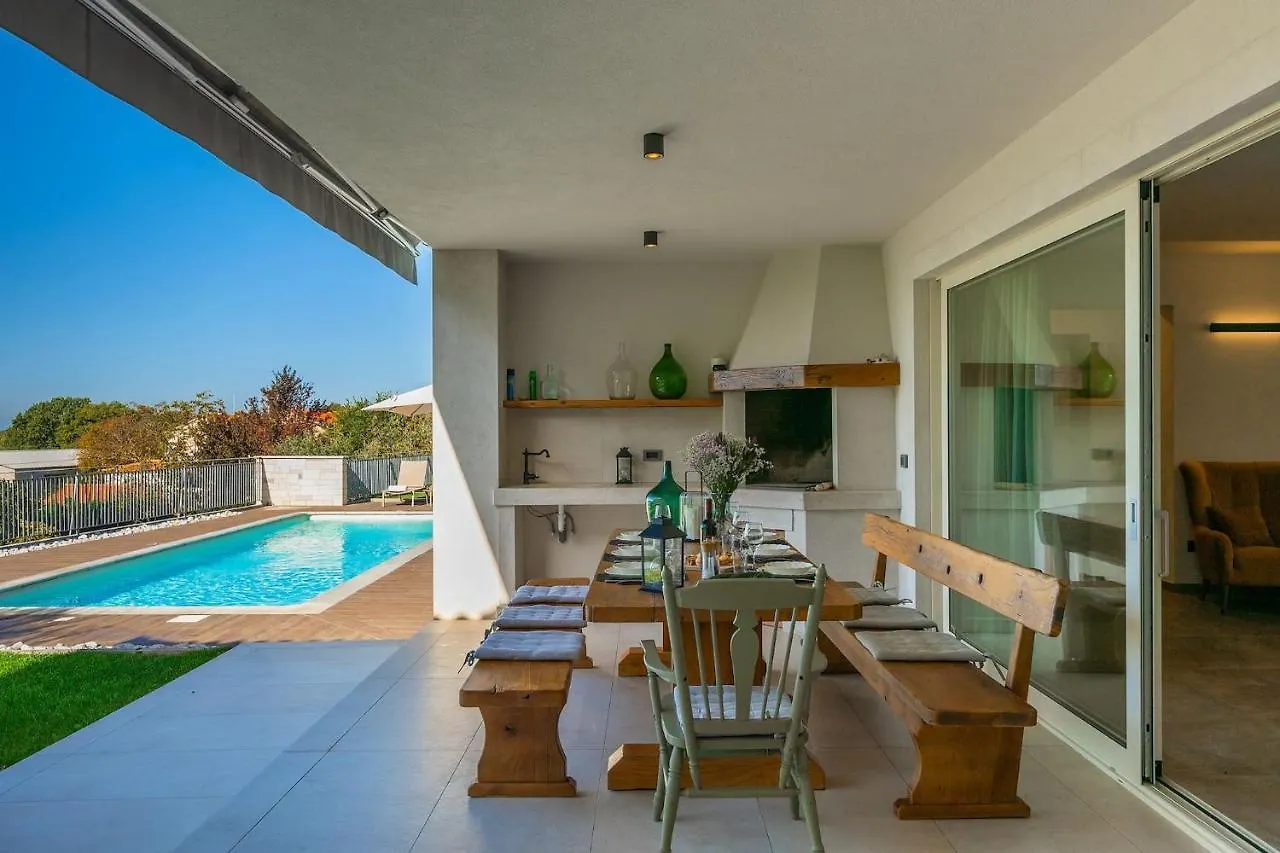 Modern Villa Grgo With Pool And Jacuzzi In Tinjan