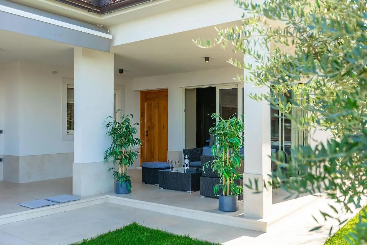 Modern Villa Grgo With Pool And Jacuzzi In Tinjan 0*,