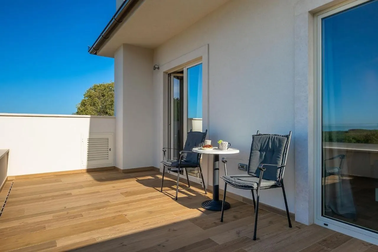 Modern Villa Grgo With Pool And Jacuzzi In Tinjan