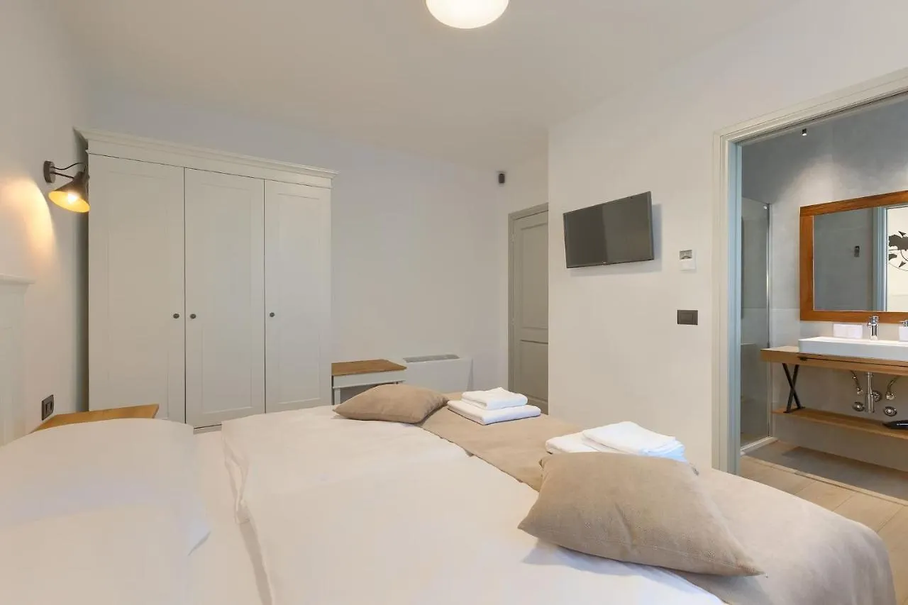 Modern Villa Grgo With Pool And Jacuzzi In Tinjan