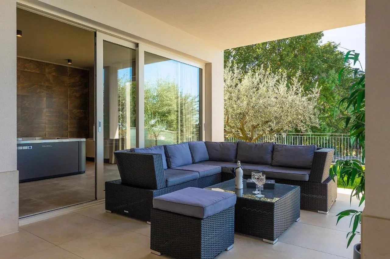 Modern Villa Grgo With Pool And Jacuzzi In Tinjan
