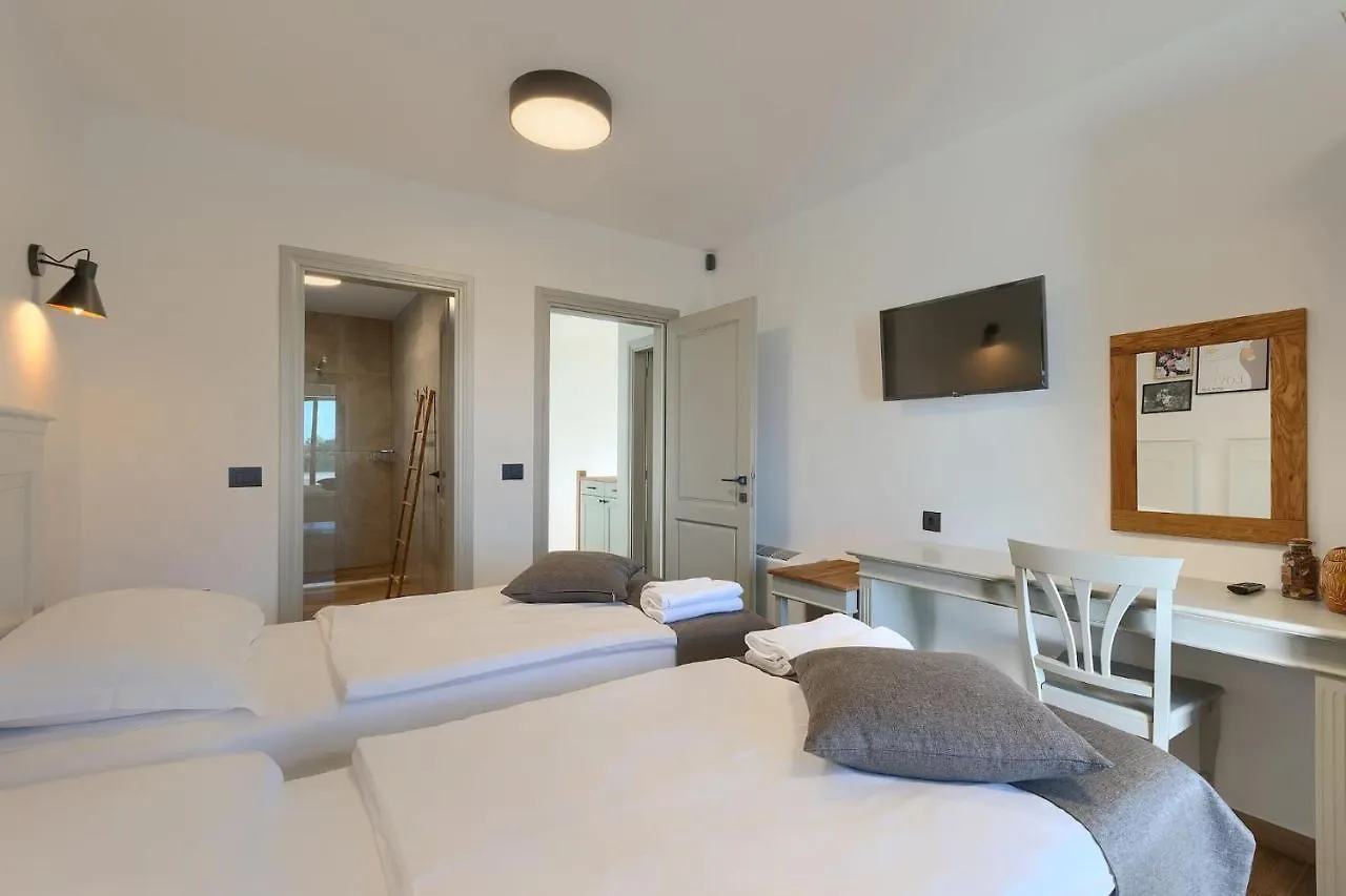 Modern Villa Grgo With Pool And Jacuzzi In Tinjan
