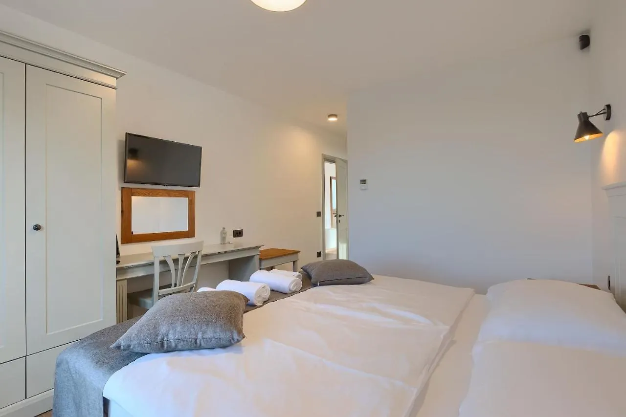 Modern Villa Grgo With Pool And Jacuzzi In Tinjan